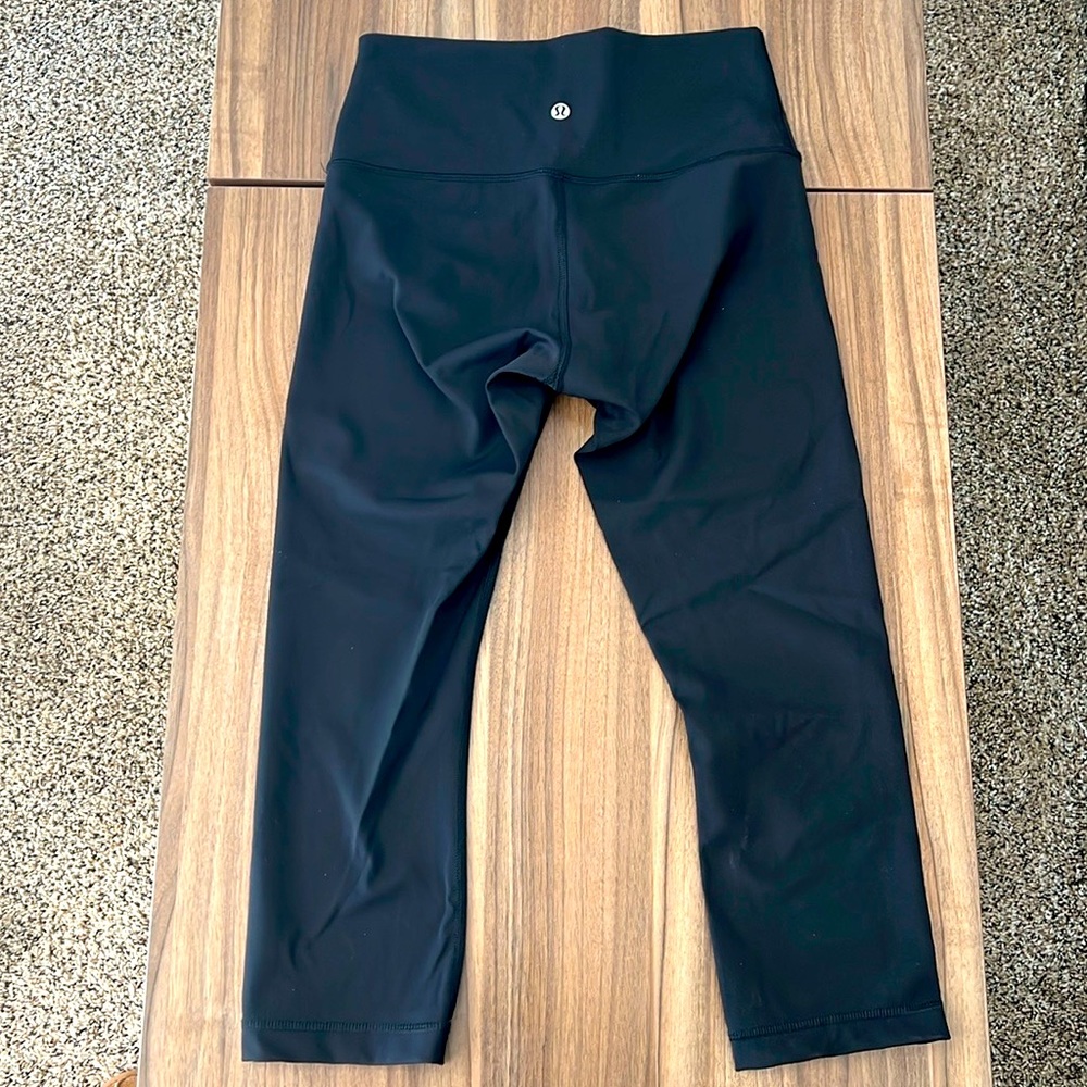 Lululemon Size 6 Wunder 19 inch crop, black